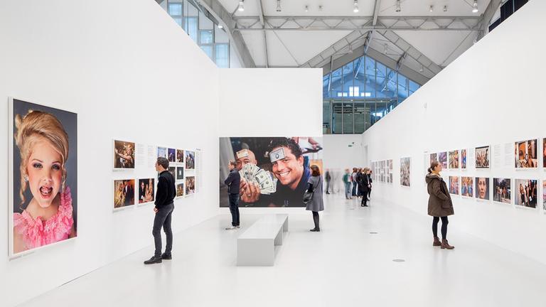 Blick in die Ausstellung LAUREN GREENFIELD - GENERATION WEALTH, 30. März - 23. Juni 2019 im Haus der Photographie/Deichtorhallen Hamburg. Blick in die Ausstellung LAUREN GREENFIELD - GENERATION WEALTH, 30. März - 23. Juni 2019 im Haus der Photographie/Deichtorhallen Hamburg.