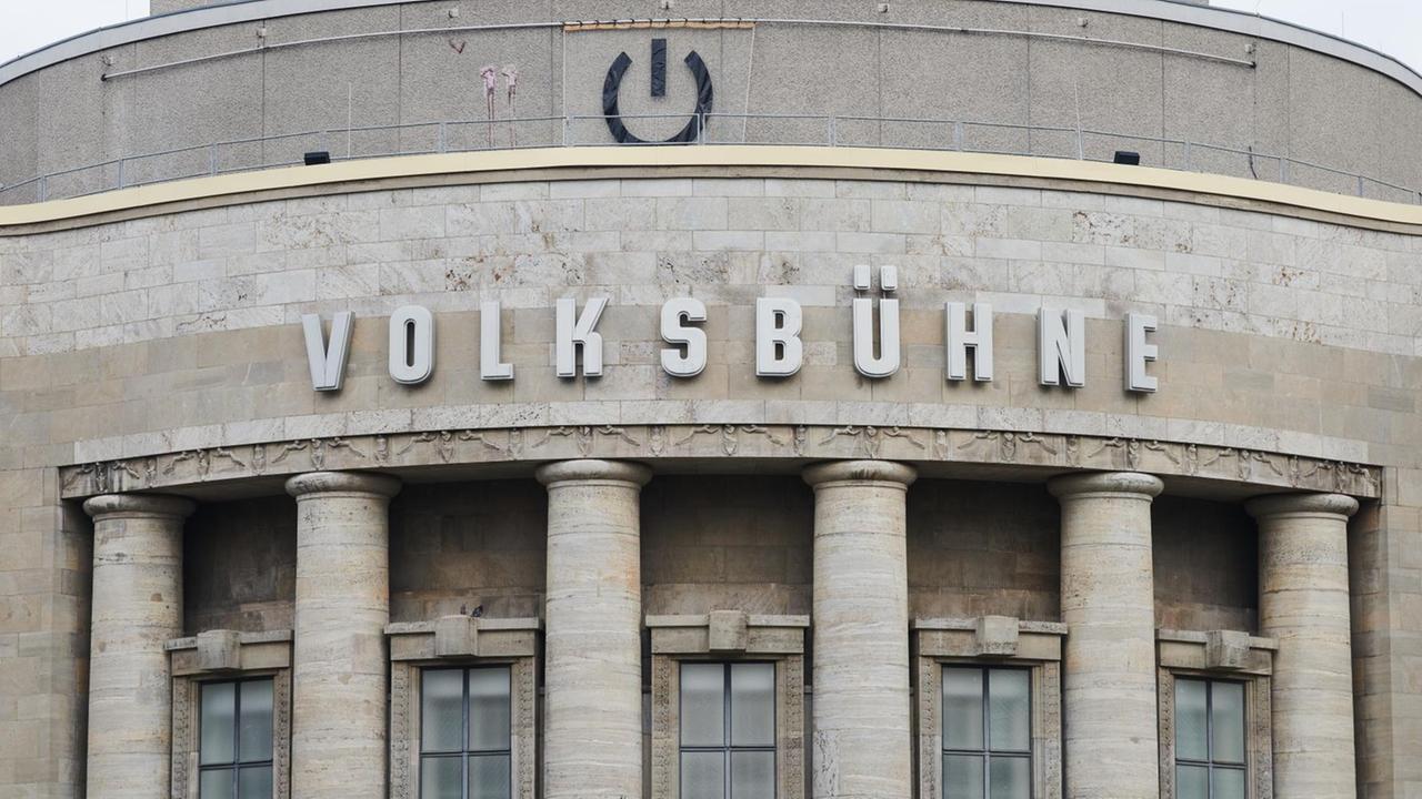 Das Zeichen eines Ein-/Ausschaltknopfes ist über der Berliner Volksbühne angebracht. Das Zeichen eines Ein-/Ausschaltknopfes ist über der Berliner Volksbühne angebracht.