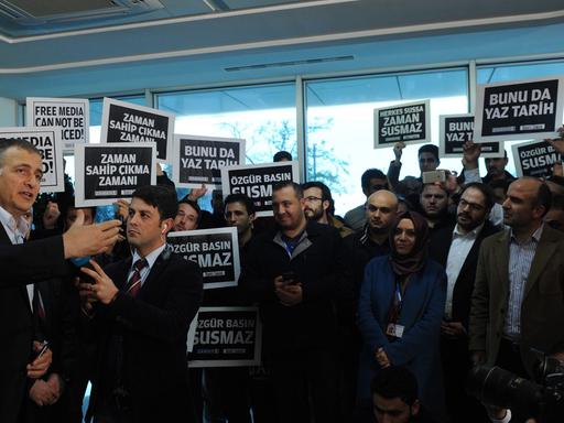 Der Chefredakteur der Zeitung Zaman, Ekrem Dumanli (l.), spricht zu Journalisten und Unterstützern, während einer Aktion der türkischen Polizei am 14.12.2015 gegen Medien, die der Gülen-Bewegung nahe stehen.