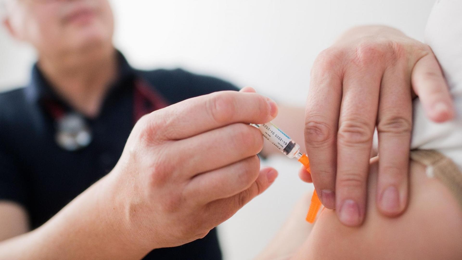 Niedersachsen, Hannover: Ein Kinderarzt impft ein Kind mit einem 6-fach-Kombinationsimpfstoff gegen Diphtherie, Tetanus (Wundstarrkrampf), Kinderlähmung (Polio), Keuchhusten (Pertussis), Haemophilus influenzae Typ b (Hib) und Hepatitis B. Niedersachsen, Hannover: Ein Kinderarzt impft ein Kind mit einem 6-fach-Kombinationsimpfstoff gegen Diphtherie, Tetanus (Wundstarrkrampf), Kinderlähmung (Polio), Keuchhusten (Pertussis), Haemophilus influenzae Typ b (Hib) und Hepatitis B.