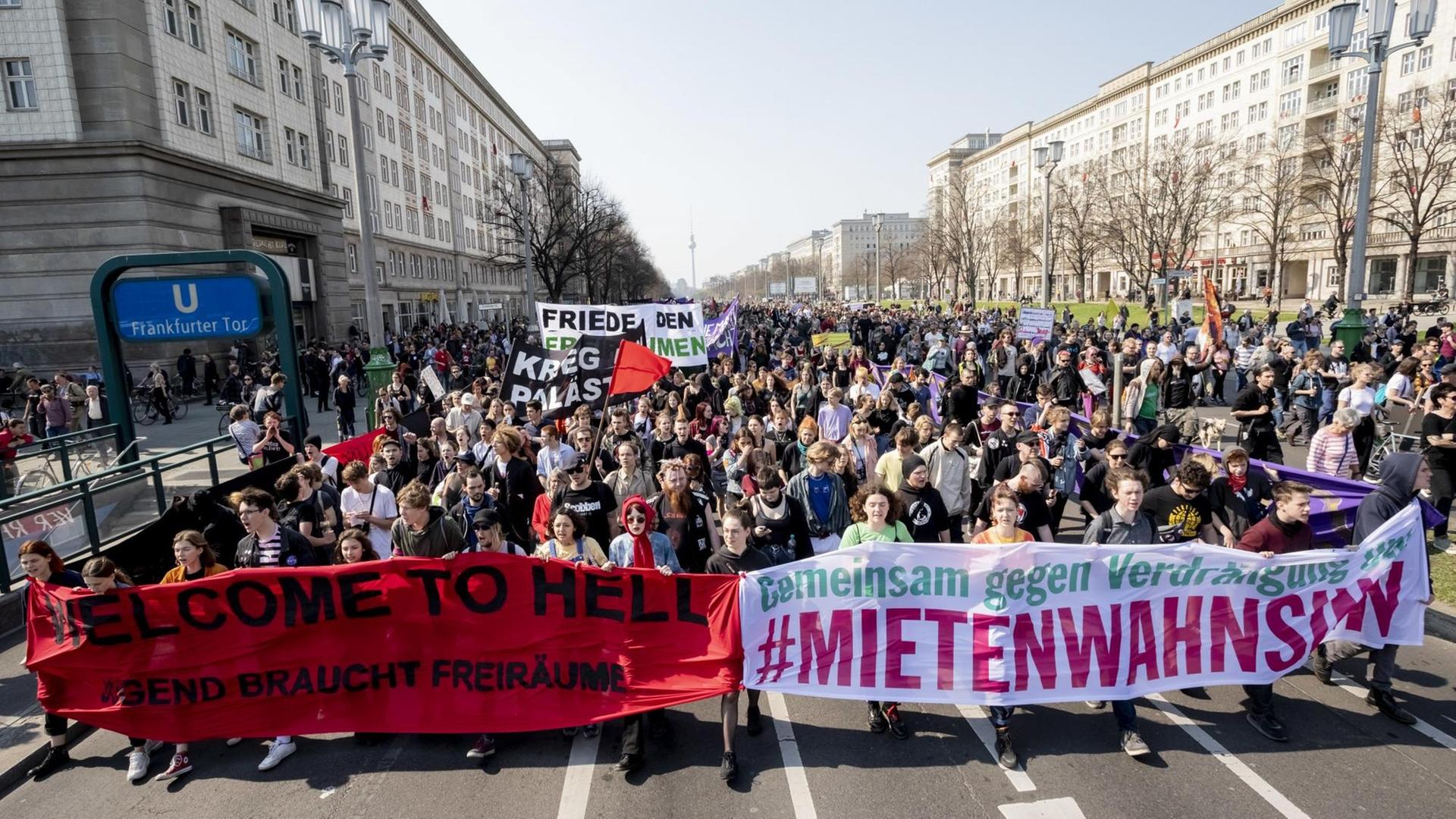 Hunderte Menschen auf einer Demonstration in Berlin gegen steigende Mieten und knappen Wohnraum. Auf den Transparenten ist zu lesen "Gemeinsam gegen Verdrängung, #Mietwahnsinn" und "Welcome to Hell". Hunderte Menschen auf einer Demonstration in Berlin gegen steigende Mieten und knappen Wohnraum. Auf den Transparenten ist zu lesen "Gemeinsam gegen Verdrängung, #Mietwahnsinn" und "Welcome to Hell".