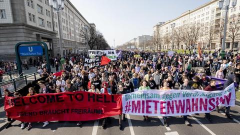 Hunderte Menschen auf einer Demonstration in Berlin gegen steigende Mieten und knappen Wohnraum. Auf den Transparenten ist zu lesen "Gemeinsam gegen Verdrängung, #Mietwahnsinn" und "Welcome to Hell".