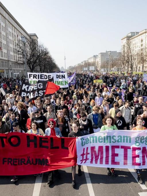 Hunderte Menschen auf einer Demonstration in Berlin gegen steigende Mieten und knappen Wohnraum. Auf den Transparenten ist zu lesen "Gemeinsam gegen Verdrängung, #Mietwahnsinn" und "Welcome to Hell".