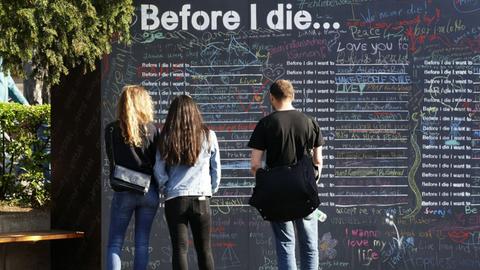 Kunstinstallation in der Konstanzer Fussgängerzone 2016: Passanten konnten aufschreiben, was sie vor dem Tod machen wollen, drei junge Menschen lesen es