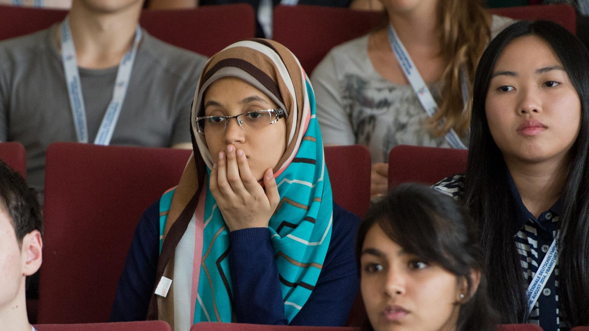 Schülerinnen und Schüler aus der ganzen Welt verfolgen am 04.08.2014 in Frankfurt am Main eine Einführungsveranstaltung der "Internationalen Deutscholympiade" (IDO). Die Veranstaltung des Goethe-Instituts soll neben Sprachkompetenzen auch die interkulturellen Fähigkeiten der Teilnehmer fördern. Schülerinnen und Schüler aus der ganzen Welt verfolgen am 04.08.2014 in Frankfurt am Main eine Einführungsveranstaltung der "Internationalen Deutscholympiade" (IDO). Die Veranstaltung des Goethe-Instituts soll neben Sprachkompetenzen auch die interkulturellen Fähigkeiten der Teilnehmer fördern.