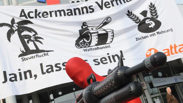 Ein Aktivist von Attac demonstriert am Rande einer Hauptversammlung der Deutschen Bank.