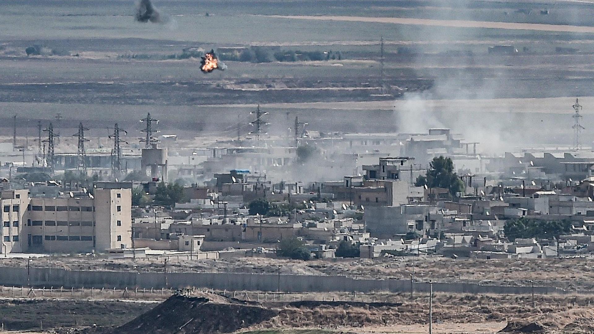 Rauch steigt nach einem Beschuss in der syrischen Stadt Ras al-Ain auf. Rauch steigt nach einem Beschuss in der syrischen Stadt Ras al-Ain auf.
