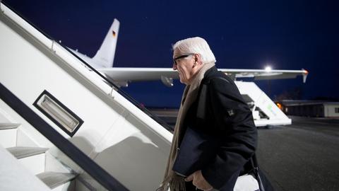 Frank-Walter Steinmeier steigt in ein Flugzeug