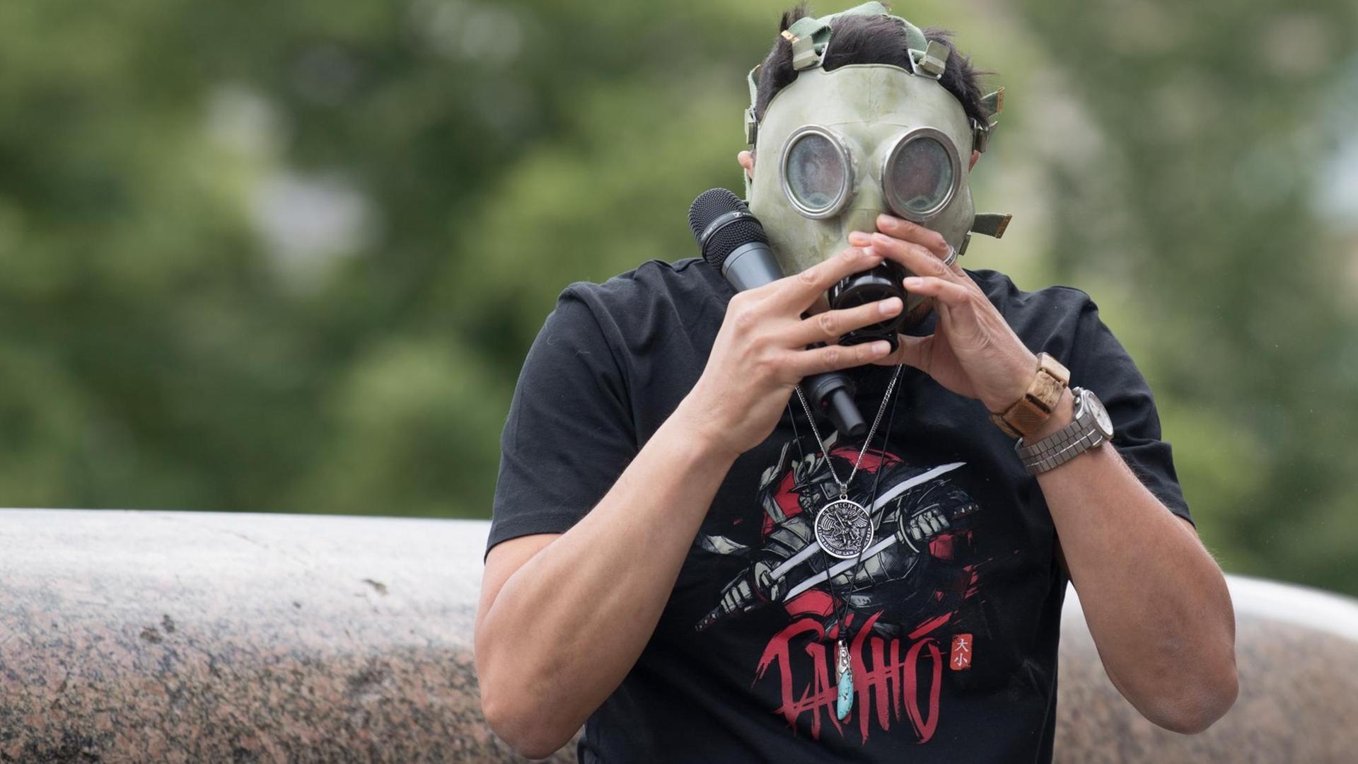 Attila Hildmann, Kochbuchautor und Anti-Corona-Aktivist, spricht bei einer Demonstration gegen die Corona-Einschränkungen im Lustgarten und setzt sich eine ABC-Schutzmaske auf.
