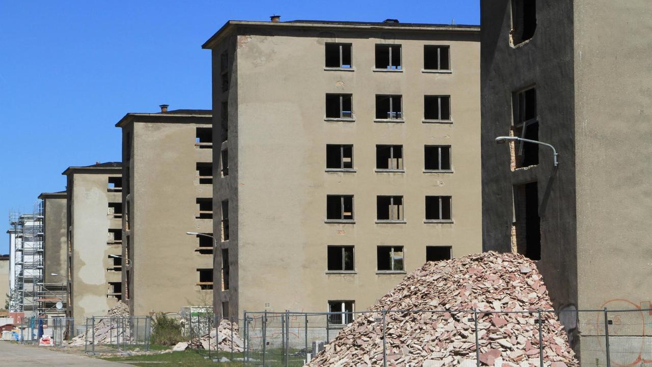 Ruine eines Kraft durch Freude Blocks. Die Fenster fehlen und vor dem Gebäude liegt ein Haufen Schutt. Ruine eines Kraft durch Freude Blocks. Die Fenster fehlen und vor dem Gebäude liegt ein Haufen Schutt.