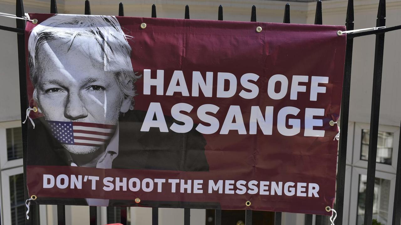 Ein Plakat mit dem Konterfei Julien Assanges fordert seine Freilassung.