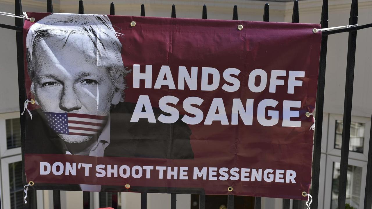 Ein Plakat mit dem Konterfei Julien Assanges fordert seine Freilassung. Ein Plakat mit dem Konterfei Julien Assanges fordert seine Freilassung.