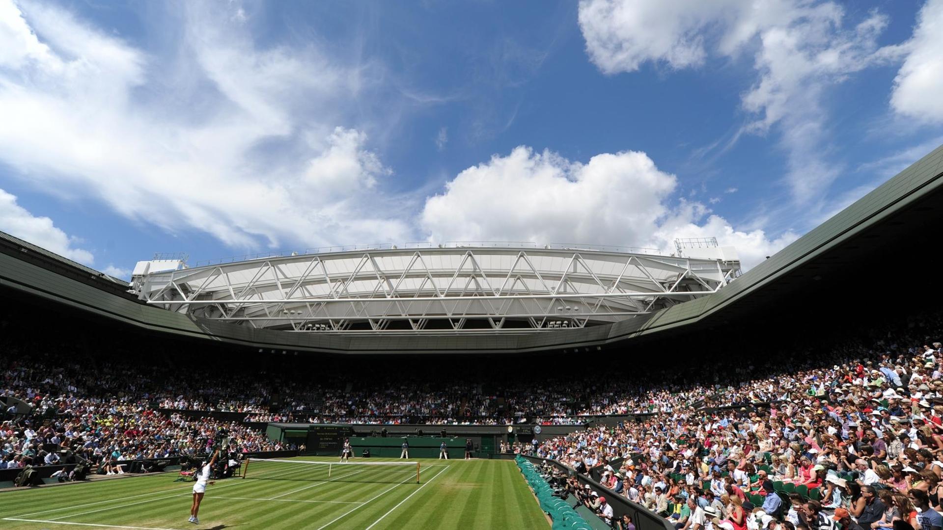 Blick auf den Rasen-Platz im Stadion von Wimbledon bei schönem Wetter.
