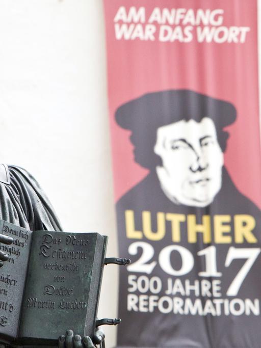 Denkmal für den deutschen Reformator Martin Luther auf dem Marktplatz der Lutherstadt Wittenberg