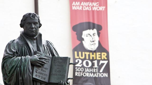 Denkmal für den deutschen Reformator Martin Luther auf dem Marktplatz der Lutherstadt Wittenberg