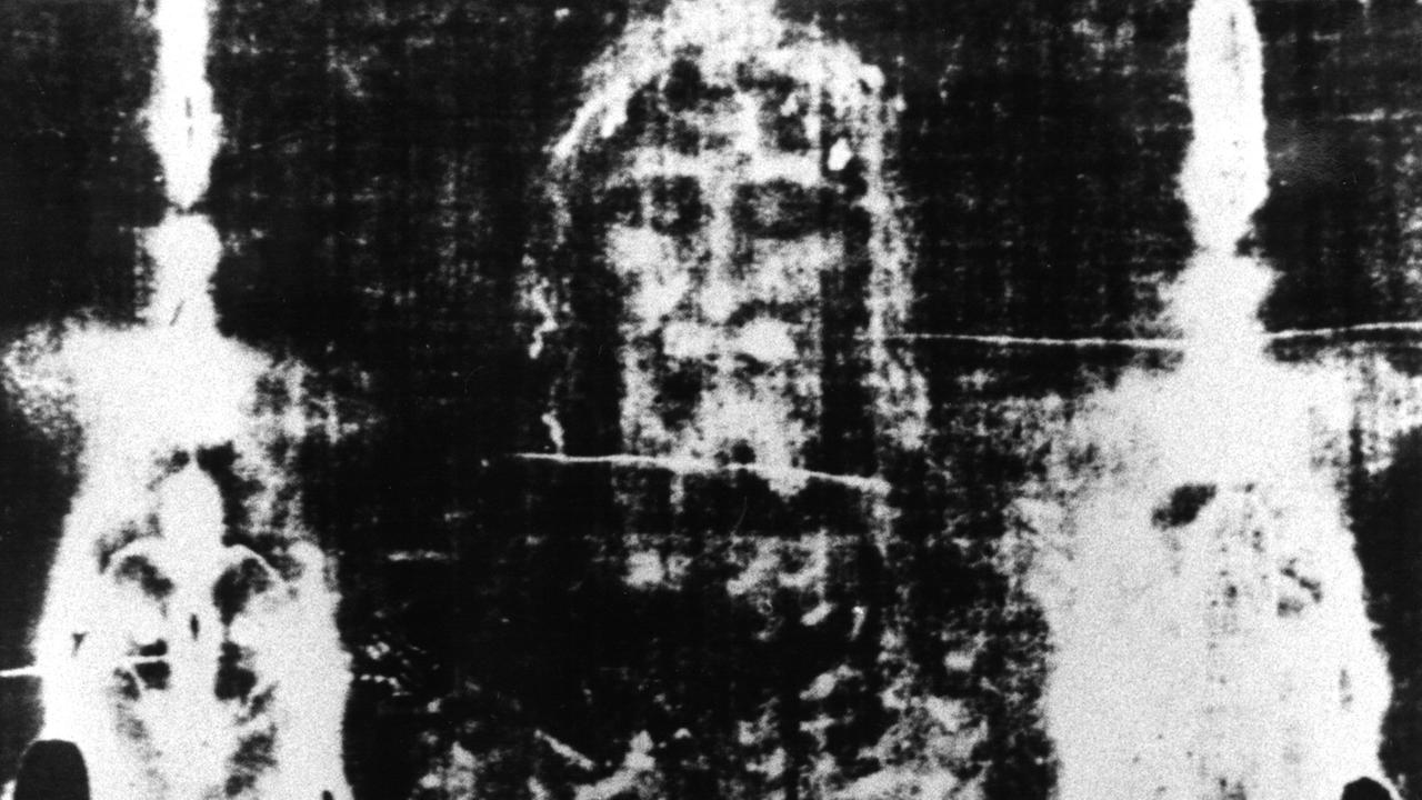 Das im Dom von Turin aufbewahrte Tuch aus Leinen zeigt Blutspuren und den Abdruck eines menschlichen Körpers. Das im Dom von Turin aufbewahrte Tuch aus Leinen zeigt Blutspuren und den Abdruck eines menschlichen Körpers.