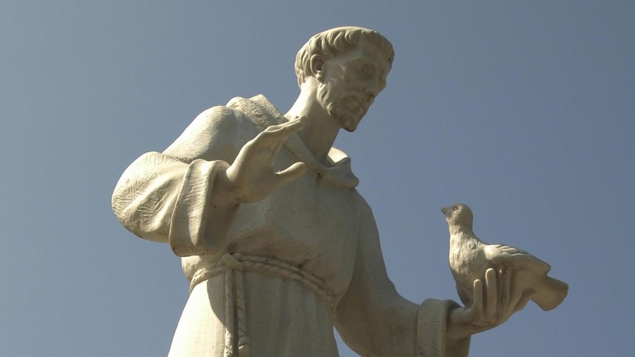 Ein Denkmal des heiligen Franz von Assisi mit einem Vogel in der Hand im niederösterreichischen Mostviertel
