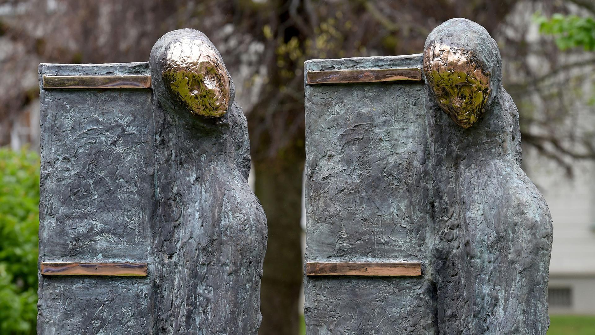 Die Skulptur "Twins - Zwillinge" des belgischen Künstlers Johan Tahon ist am 04.05.2017 in Hannover (Niedersachsen) aufgestellt. Das dem Verhältnis von Kirche und Judentum gewidmete Kunstwerk steht vor dem Landeskirchenamt der Evangelisch- lutherischen Landeskirche Hannovers und in unmittelbarer Nähe zu dem Ort, an dem bis zur Progromnacht am 9. November 1938 die Synagoge der jüdischen Gemeinde Hannovers stand. Die Skulptur "Twins - Zwillinge" des belgischen Künstlers Johan Tahon ist am 04.05.2017 in Hannover (Niedersachsen) aufgestellt. Das dem Verhältnis von Kirche und Judentum gewidmete Kunstwerk steht vor dem Landeskirchenamt der Evangelisch- lutherischen Landeskirche Hannovers und in unmittelbarer Nähe zu dem Ort, an dem bis zur Progromnacht am 9. November 1938 die Synagoge der jüdischen Gemeinde Hannovers stand.