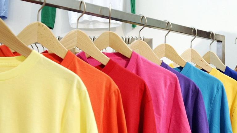 T-Shirts auf einer Kleiderstange T-Shirts auf einer Kleiderstange