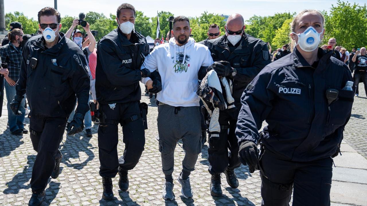 Attila Hildmann wird bei einer Demonstration in Berlin von Polizisten abgeführt Attila Hildmann wird bei einer Demonstration in Berlin von Polizisten abgeführt