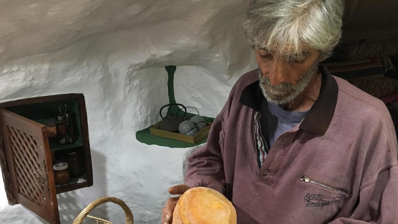 Paco und sein selbstproduzierter Ziegenkäse Paco und sein selbstproduzierter Ziegenkäse