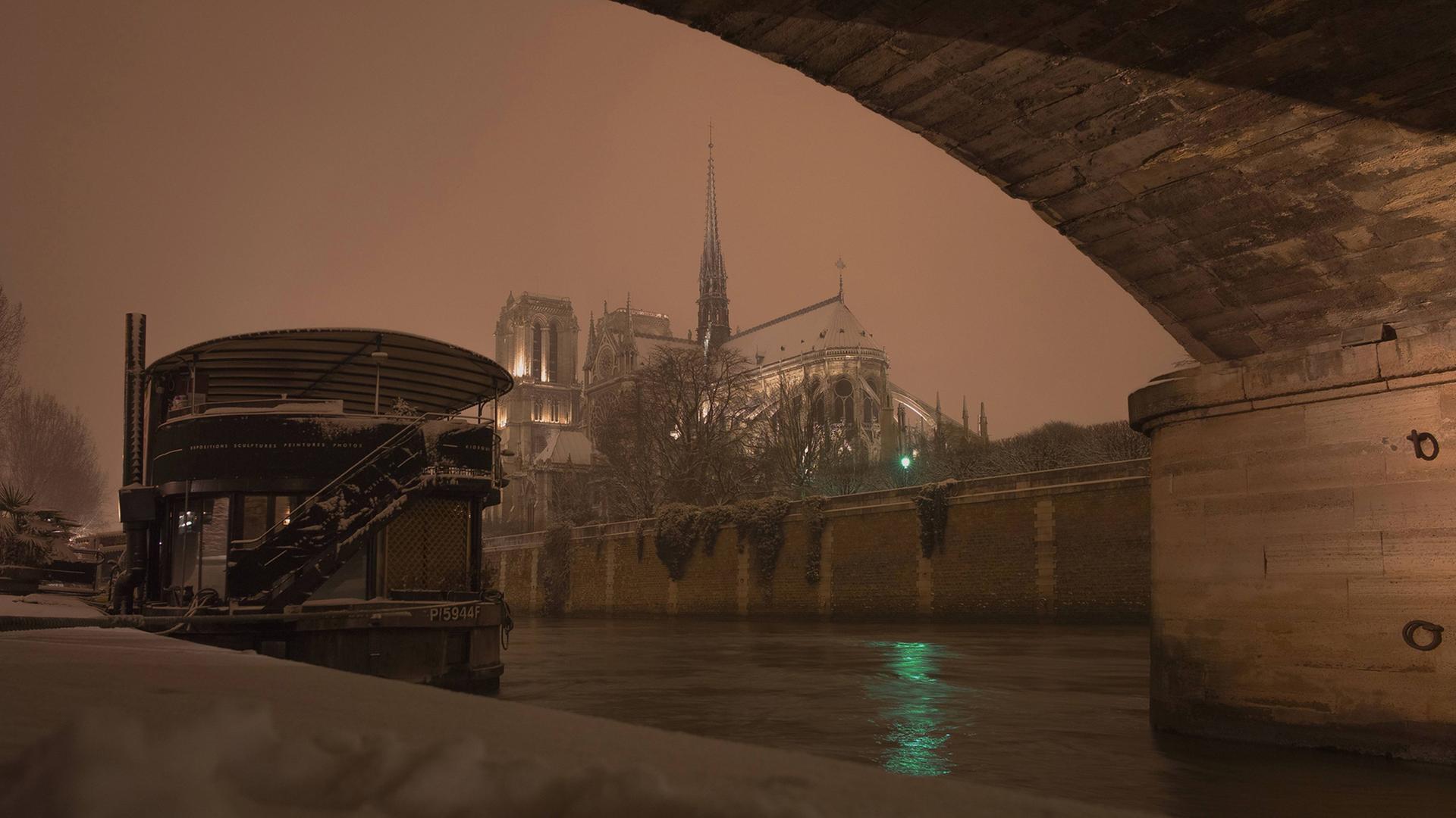 Schneebedeckte Notre Dame im Winter Schneebedeckte Notre Dame im Winter