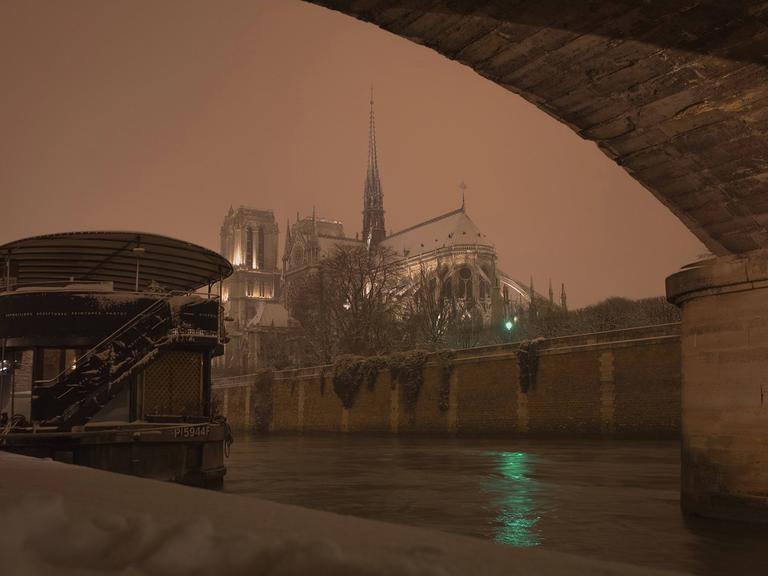 Schneebedeckte Notre Dame im Winter
