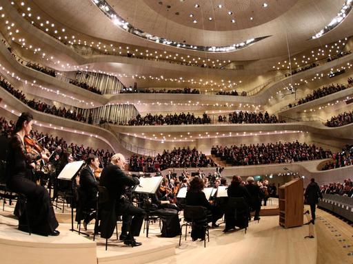 Blick in den Großen Saal der Elbphilharmonie während des Eröffnungskonzertes