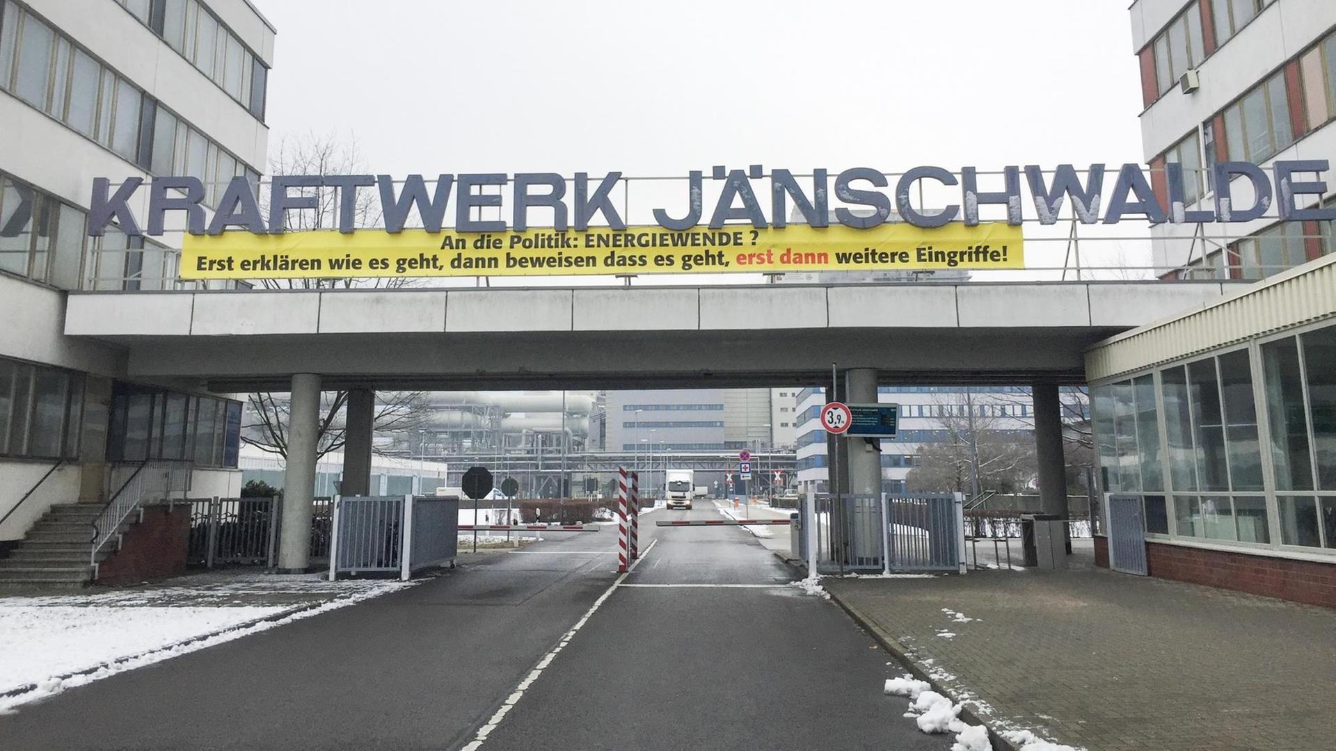Vor dem Werkstor des Braunkohle-Kraftwerks Jänschwalde hängt ein Protestbanner Vor dem Werkstor des Braunkohle-Kraftwerks Jänschwalde hängt ein Protestbanner