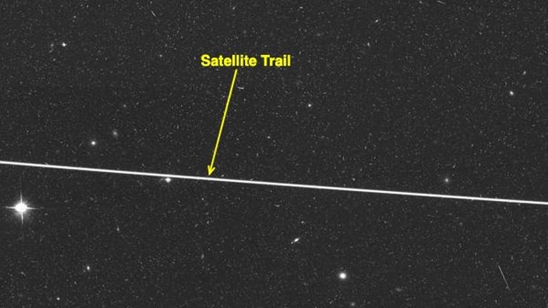 Besonders auffällige Satellitenspur auf einer Hubble-Aufnahme Besonders auffällige Satellitenspur auf einer Hubble-Aufnahme