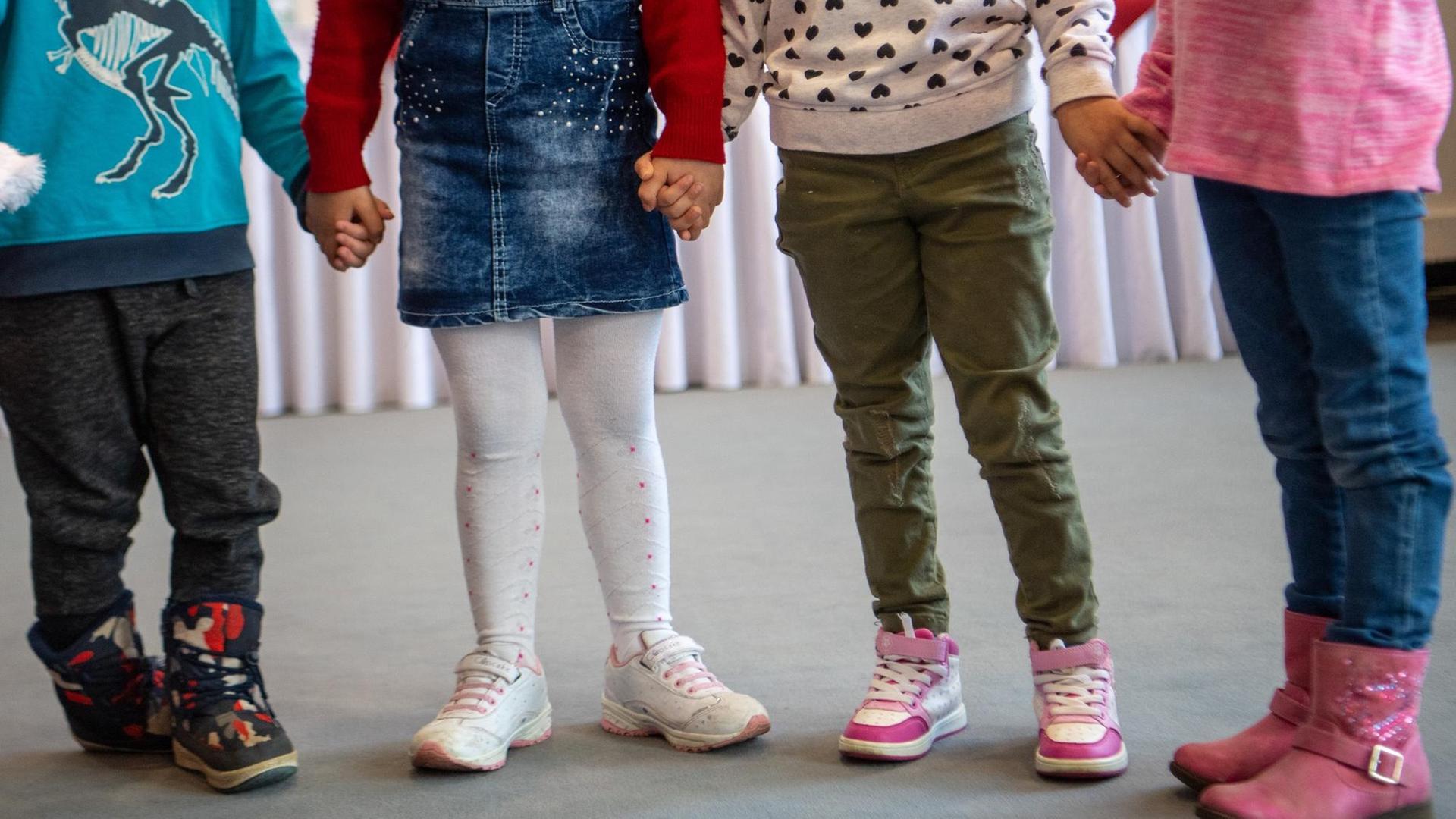 Kinder halten sich an den Händen. Kinder halten sich an den Händen.