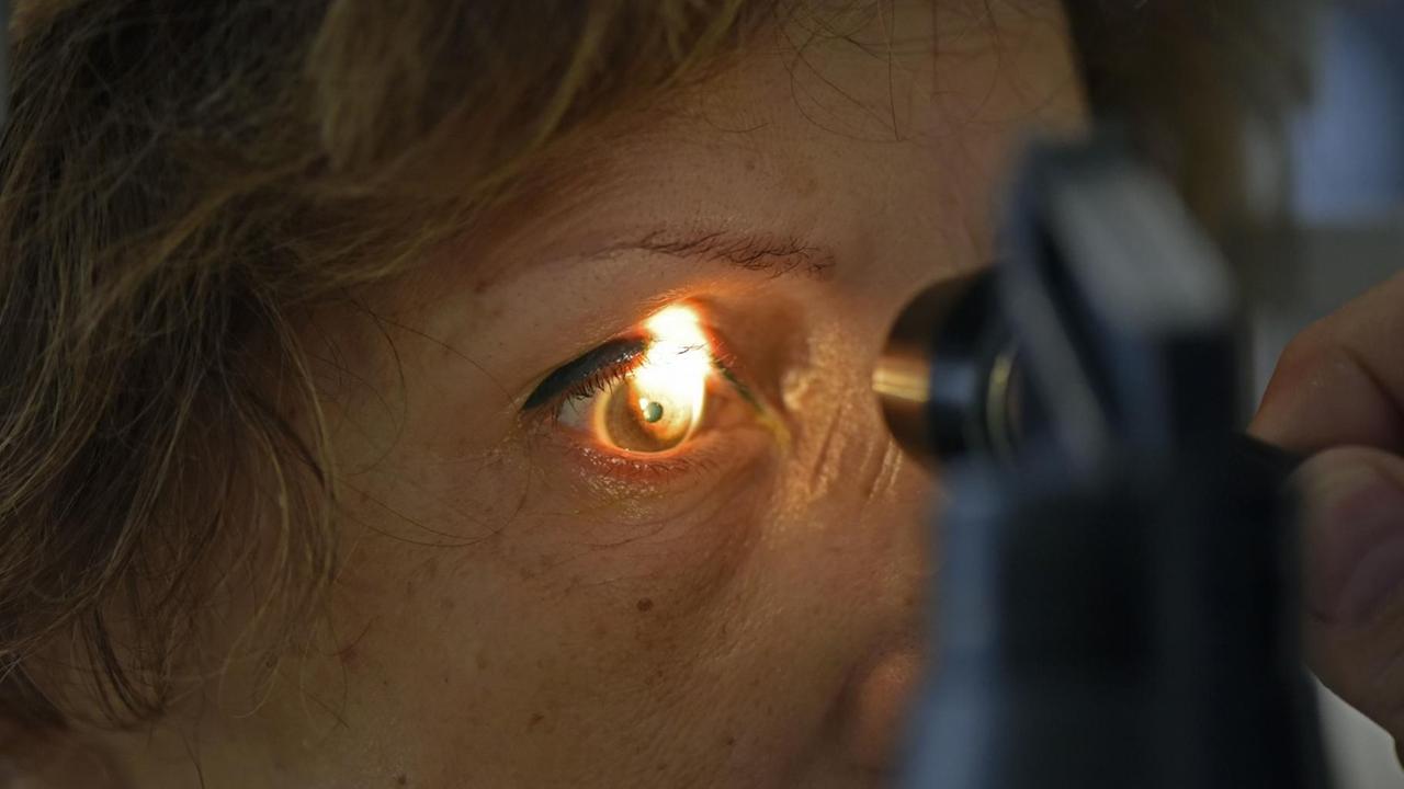 Eine Frau bei einer augenärztlichen Glaukom-Untersuchung mit einer Spaltlampe. Eine Frau bei einer augenärztlichen Glaukom-Untersuchung mit einer Spaltlampe.