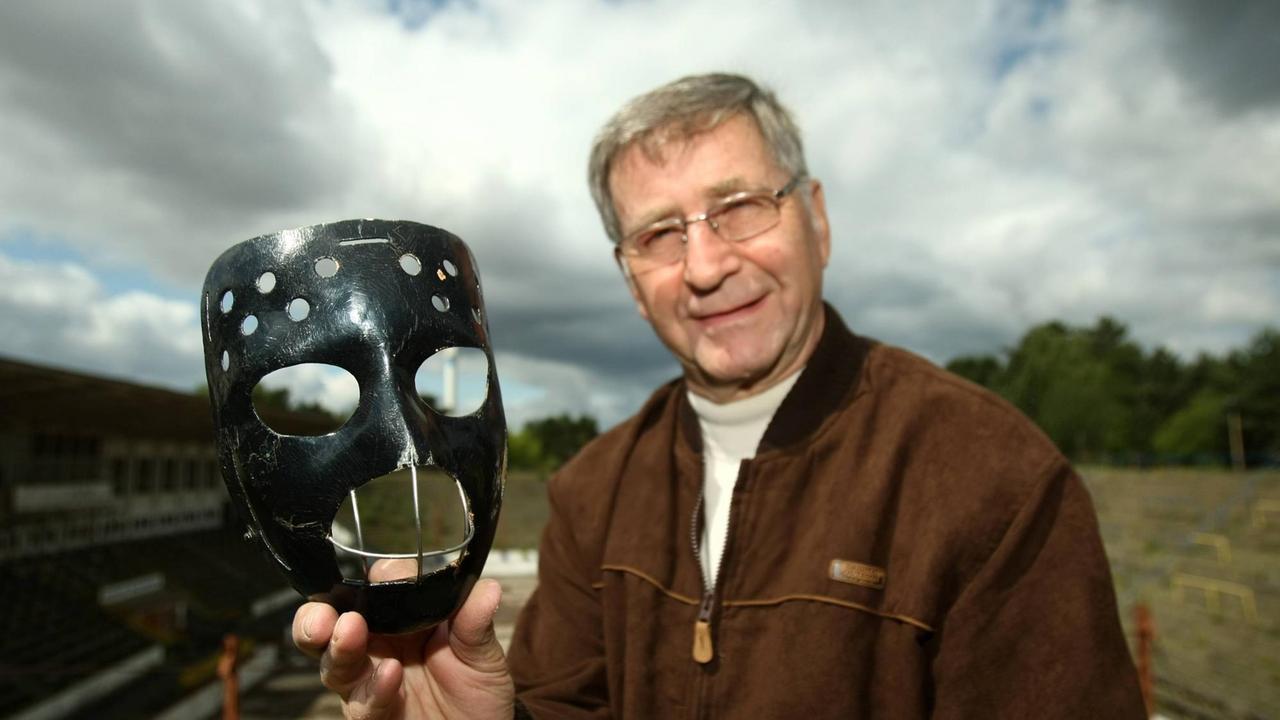 Ehemaliger Eishockeytorhüter der DDR Klaus Hirche mit seiner schwarzen Torwartmaske Ehemaliger Eishockeytorhüter der DDR Klaus Hirche mit seiner schwarzen Torwartmaske
