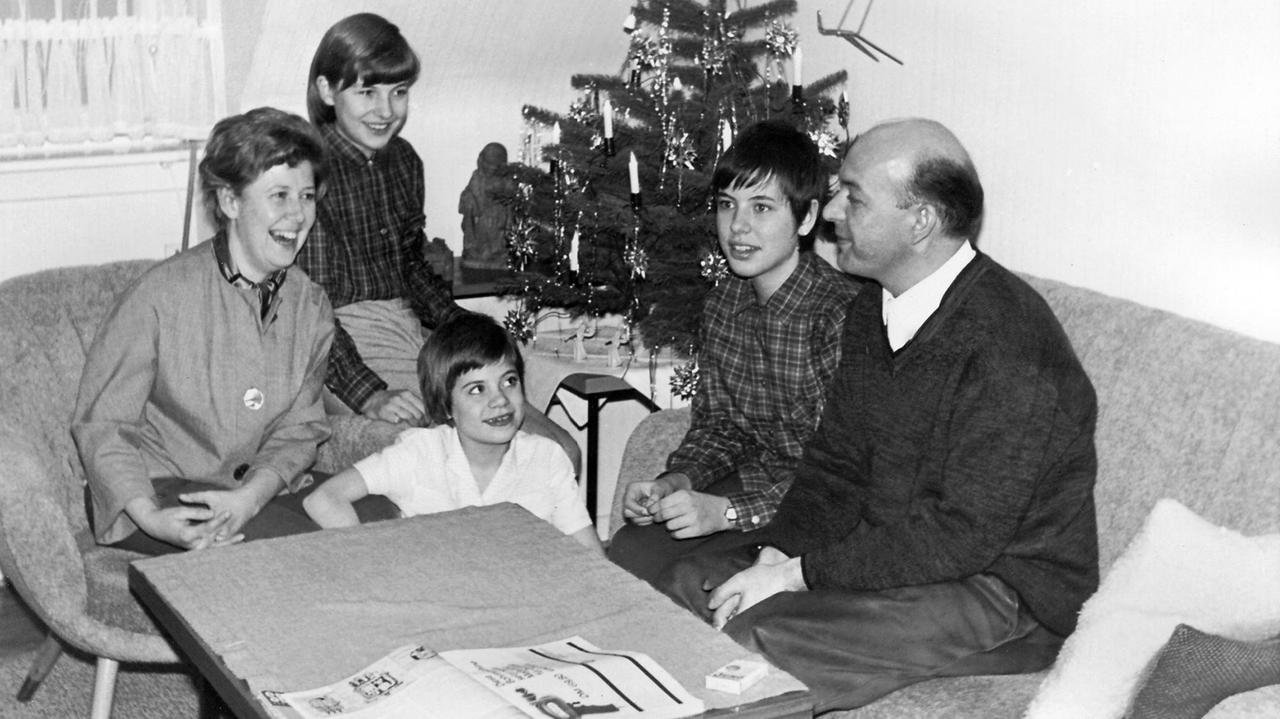 Familie unter dem Weihnachtsbaum 1964 Familie unter dem Weihnachtsbaum 1964