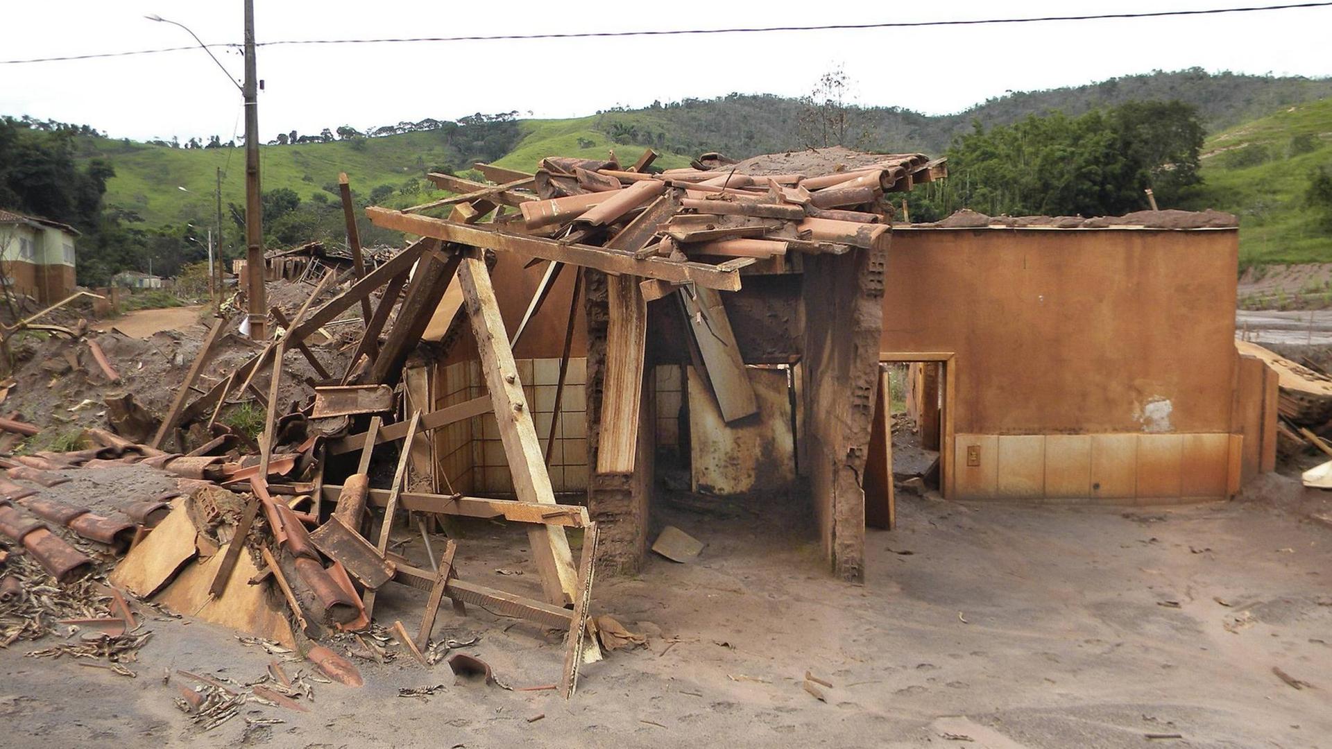 Eine Schlammlawine zerstörte im November 2015 das Dorf Bento Rodriguez im Bundesstaat Minas Gera in Brasilien. Der Damm des Klärbeckens eines Eisenerz-Bergwerks brach, Millionen Kubikmeter giftigen Schlamms ergossen sich talabwärts und begruben zuerst das Dorf Bento Rodriguez unter sich. 19 Menschen kamen in der Nähe der Unglücksstelle ums Leben. Eine Schlammlawine zerstörte im November 2015 das Dorf Bento Rodriguez im Bundesstaat Minas Gera in Brasilien. Der Damm des Klärbeckens eines Eisenerz-Bergwerks brach, Millionen Kubikmeter giftigen Schlamms ergossen sich talabwärts und begruben zuerst das Dorf Bento Rodriguez unter sich. 19 Menschen kamen in der Nähe der Unglücksstelle ums Leben.