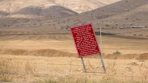 Ein Schild warnt Israelis die palästinensischen Gebiete zu betreten im Jordan Valley, Beka'ot. Foto vom 11. September 2019.