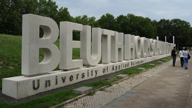 Ein riesiger Schriftzug "Beuth Hochschule" in Berlin vor der Beuth Hochschule für Technik Berlin in Wedding.