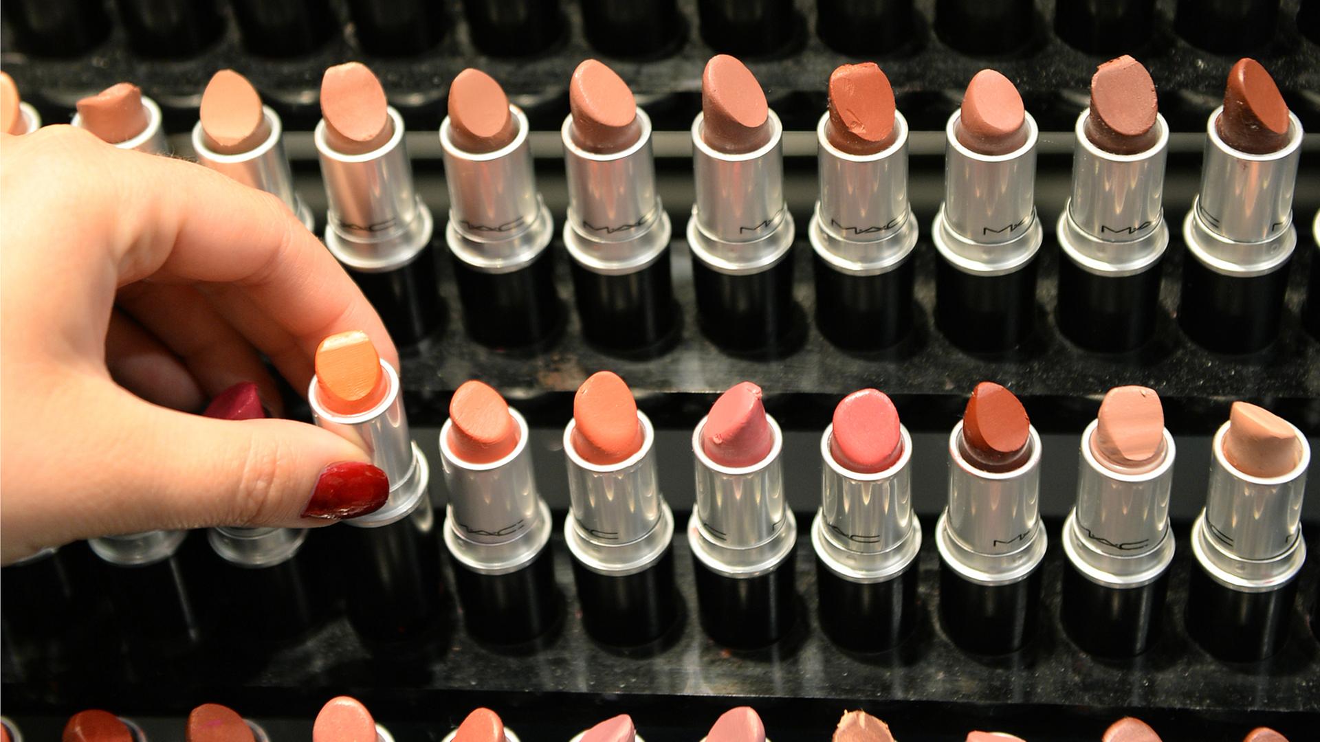 Eine Hand entnimmt am 25.06.2013 in einer Filiale der Parfümeriekette Douglas in Frankfurt am Main (Hessen) einen Lippenstift aus einem Regal. Eine Hand entnimmt am 25.06.2013 in einer Filiale der Parfümeriekette Douglas in Frankfurt am Main (Hessen) einen Lippenstift aus einem Regal.