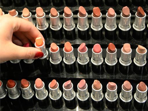 Eine Hand entnimmt am 25.06.2013 in einer Filiale der Parfümeriekette Douglas in Frankfurt am Main (Hessen) einen Lippenstift aus einem Regal.