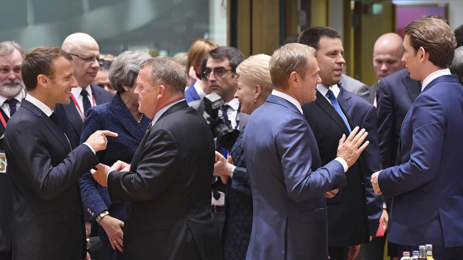 Das Bild zeigt den französischen Präsidenten Emmanuel Macron (links) im Gespräch mit Dänemarks Regierungschef Lars Lokke Rasmussen. Rechts im Bild der österreichische Bundeskanzler Sebastian Kurz im Gespräch mit EU-Ratspräsident Donald Tusk.
