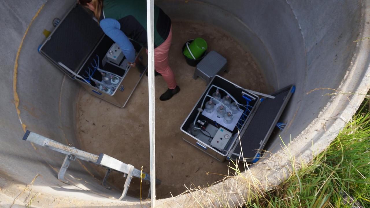 Anna Janßen entnimmt Proben aus Behältern, in denen das Bodensickerwasser gesammelt wird