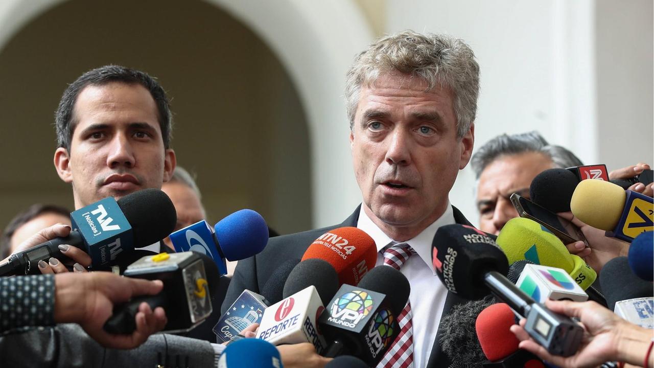 Der deutsche Botschafter in Venezuela Daniel Kriener (r.) steht bei einer Konferenz in der Nationalversammlung von Venezuela am 19.02.2019 neben dem venezolanischen Interimspräsidenten Juan Guaido. Der deutsche Botschafter in Venezuela Daniel Kriener (r.) steht bei einer Konferenz in der Nationalversammlung von Venezuela am 19.02.2019 neben dem venezolanischen Interimspräsidenten Juan Guaido.