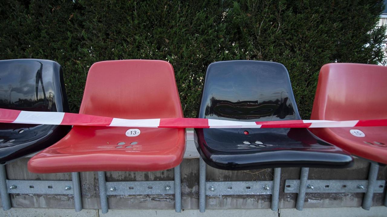 14.11.2020 - Fußball, 2020/2021, Regionalliga West, 15. Spieltag, SV Lippstadt - SC Preußen Münster: Leere Sitzplatzschalen mit Absperrband Lippstadt Nordrhein-Westfalen Deutschland Stadion am Bruchbaum 14.11.2020 - Fußball, 2020/2021, Regionalliga West, 15. Spieltag, SV Lippstadt - SC Preußen Münster: Leere Sitzplatzschalen mit Absperrband Lippstadt Nordrhein-Westfalen Deutschland Stadion am Bruchbaum