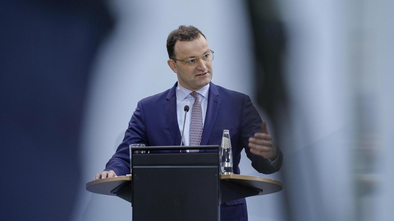 Jens Spahn (CDU), Bundesgesundheitsminister, auf der Pressekonferenz zur Unterzeichnung der Coronavirus-Impfverordnung im Bundesgesundheitsministerium (BMG) in Berlin Jens Spahn (CDU), Bundesgesundheitsminister, auf der Pressekonferenz zur Unterzeichnung der Coronavirus-Impfverordnung im Bundesgesundheitsministerium (BMG) in Berlin