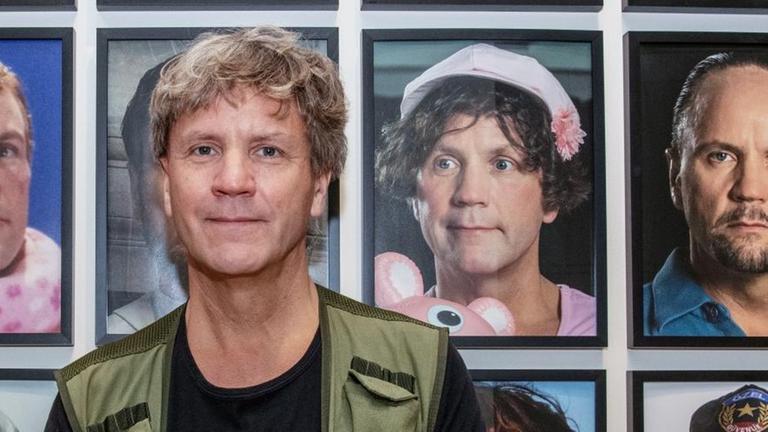 Der Künstler Björn Melhus sitzt am 23.8.2019 im Berliner Max-Liebermann-Haus vor einer Installation mit Selbstbildnissen. Sie sind Bestandteil der Ausstellung «HOT SET», die vom 2 Foto: Paul Zinken/dpa | Verwendung weltweit Der Künstler Björn Melhus sitzt am 23.8.2019 im Berliner Max-Liebermann-Haus vor einer Installation mit Selbstbildnissen. Sie sind Bestandteil der Ausstellung «HOT SET», die vom 2 Foto: Paul Zinken/dpa | Verwendung weltweit