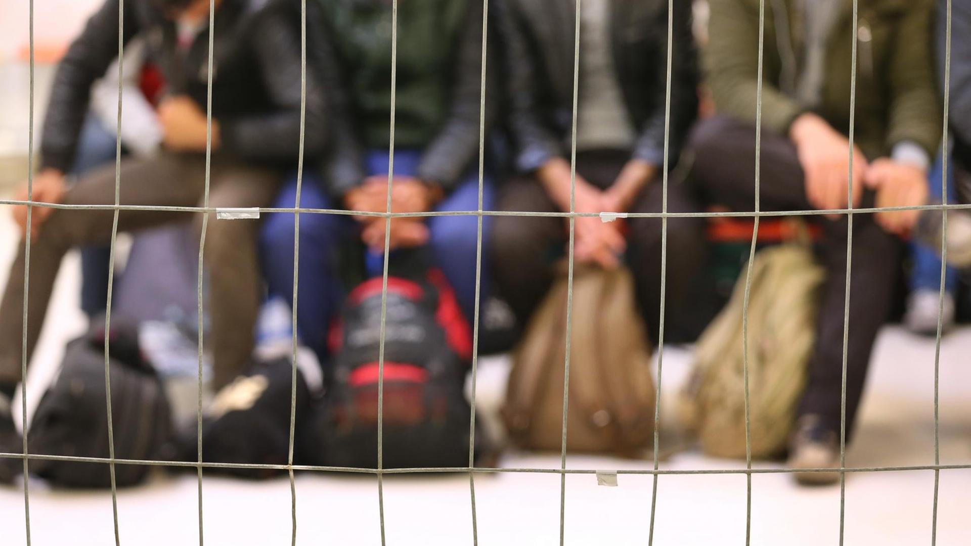 Gerade von der deutsch-österreichischen Grenze abgeholte Flüchtlinge in Freilassing Gerade von der deutsch-österreichischen Grenze abgeholte Flüchtlinge in Freilassing