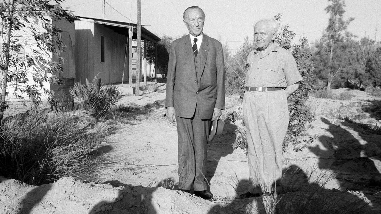 Konrad Adenauer (li., GER/CDU) und David Ben-Gurion (ISR) vor Fotografen in der Negev-Wüste. Konrad Adenauer (li., GER/CDU) und David Ben-Gurion (ISR) vor Fotografen in der Negev-Wüste.