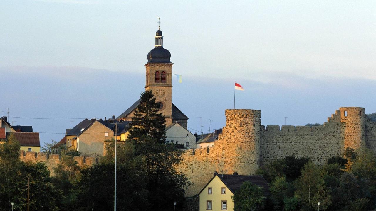 Hillesheim im Abendlicht. Hillesheim im Abendlicht.