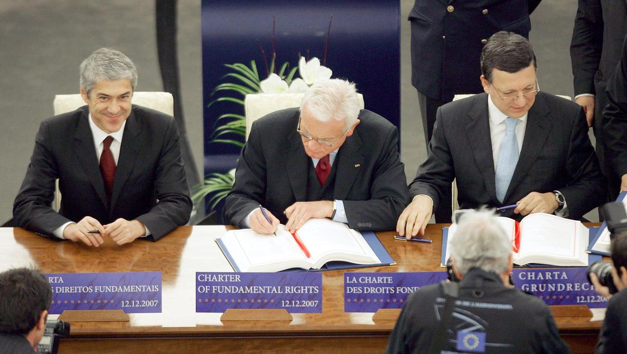 Der portugisische EU-Ratspräsident Jose Socrates (L), Hans-Gert Poettering (C), Präsident des EU-Parlaments und EU-Kommissionspräsident Jose Manuel Barroso (R) unterzeichnen die EU-Grundrechte-Charta am 12.12.2007