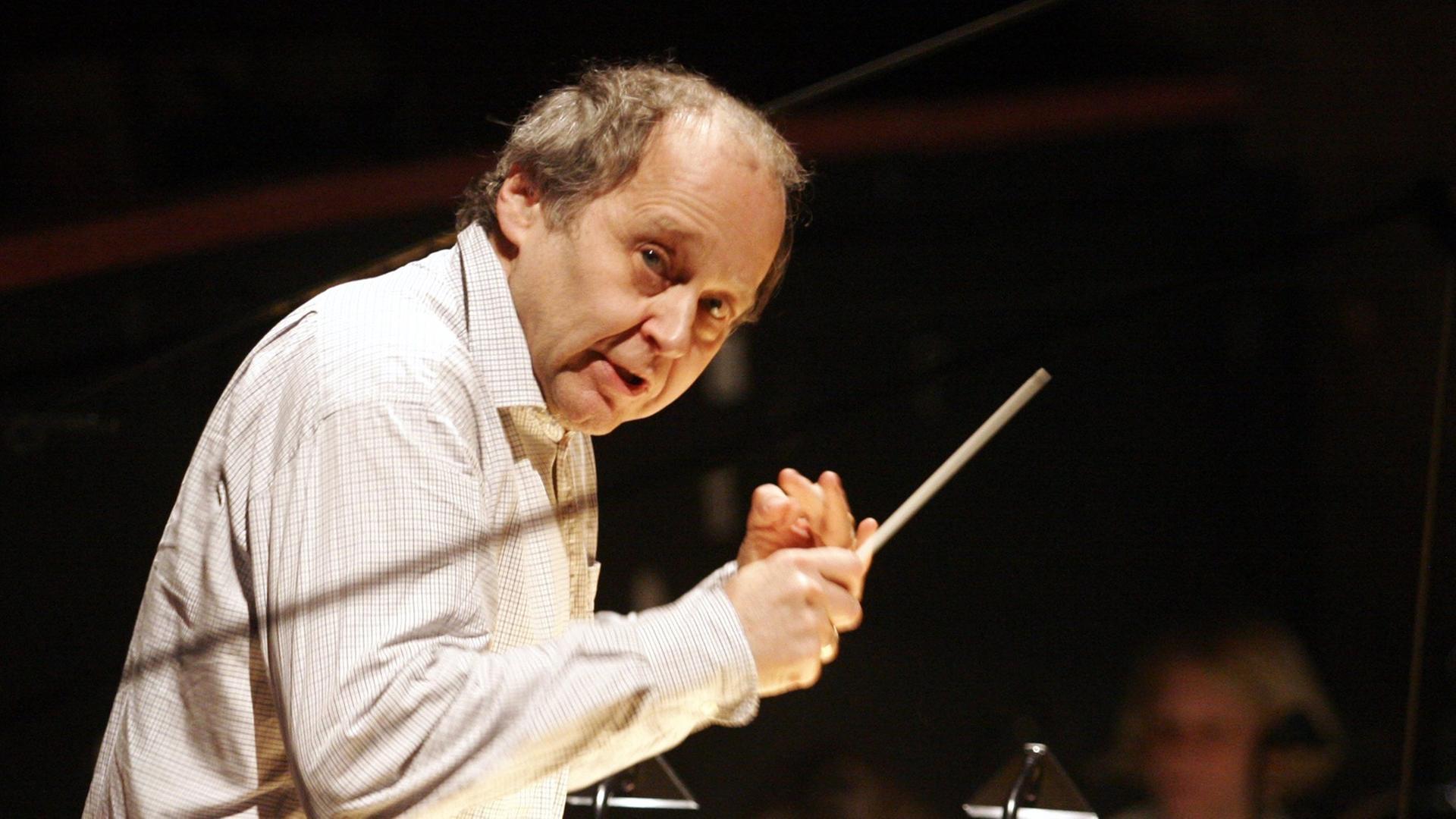 Der ungarische Dirigent Ádám Fischer dirigiert bei einer Orchesterprobe Der ungarische Dirigent Ádám Fischer dirigiert bei einer Orchesterprobe